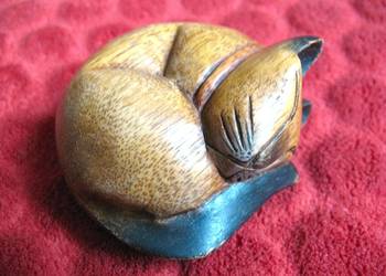 Kot - drewniany śpiący kotek z Tajlandii 5 x 9 x 9 cm