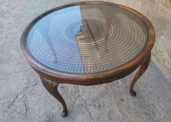 *Stylowy stół z drewna z blatem ze szkła i plecionki* transport