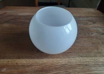 szklany klosz kula w kolorze mlecznym, przeznaczony do lamp, żyrandoli lub