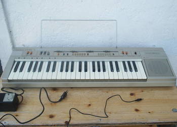 Historyczny Casio Casiotone CT-310 z osprzętem, rocznik 1984
