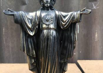 Jezus figurka na kamieniu