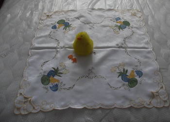 Świąteczny obrusik 85/85 cm + maskotka świąteczny kurczak