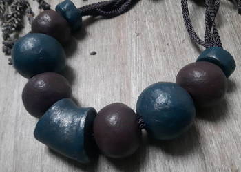 Naszyjnik ceramiczny ręcznie wykonany.