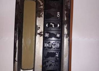 Orginał znaczek metalowy samochodu Warszawa lekko uszkodzony