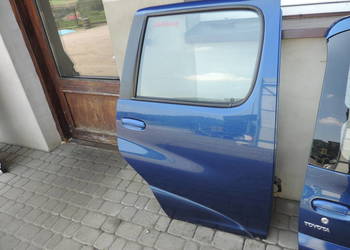 DRZWI PRAWY TYŁ TOYOTA YARIS VERSO 1 8M6