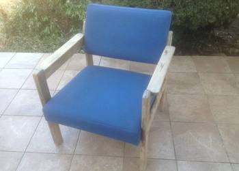 Fotel z litego drewna z podłokietnikami i tapicerką  lata PRL