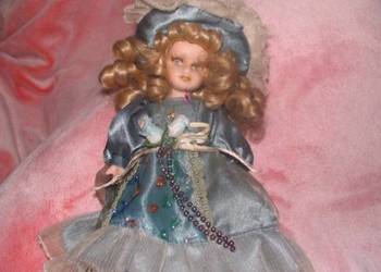 Porcelanowa lalka kolekcjonerska na stojaku