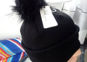 Nowa czapka z pomponem damska czarna