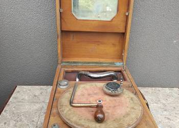 Stary przenośny gramofon sygnowany Kalisz Banaszkiewicz do renowacji