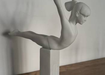 Figurka porcelanowa biały biskwit , mistrzyni olimpijska Nadia Comaneci