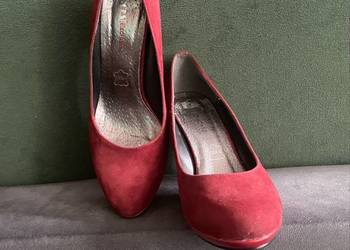 Czerwone szpilki zamszowe