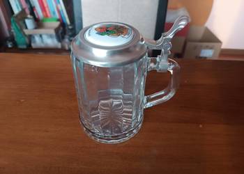 Kolekcjonerski pamiątkowy szklany kufel z  przykrywką do piwa 0,5l.