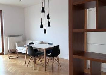 Stylowa lampa wisząca w czarnym kolorze, idealna do salonu