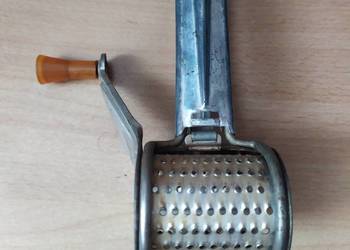 Rozdrabniacz młynek do orzecha migdałów i podobnych z PRL