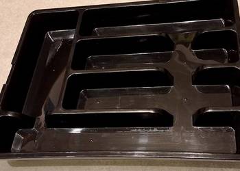 Czarny organizer na sztućce do szuflady kuchennej z rozsuwanym wkładem