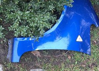 Błotnik lewy Mitsubishi Colt 04-12 r.niebieski bez malowania