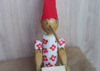 Unikat-Drewniany wielki Pinokio czytający bajkę