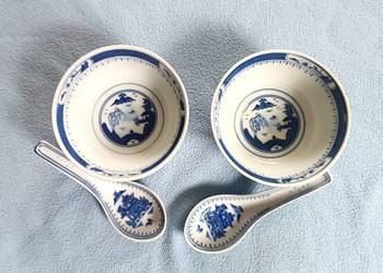 Miseczki do potraw azjatyckich z łyżeczkami.