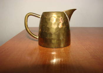 mały mosiężny dzbanuszek
