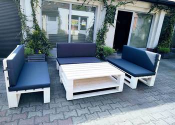drewniany zestaw mebli ogrodowych na wzór palet