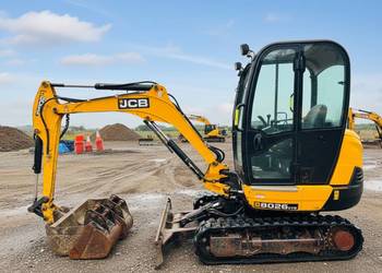 JCB 8026 z 2019 roku, 2329 mtg, bardzo dobry stan, kabina
