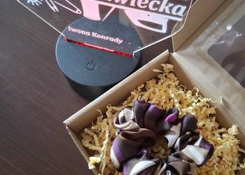 Gumką do włosów scrunchie.