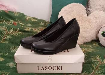 pantofle skórzane na koturnie r.39 Lasocki