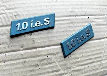 UNO 1.0 I.E.S ZNACZEK EMBLEMAT NAPIS