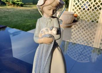 Porcelanowa figurka dziewczynka z pieskiem Nao by Lladro