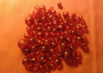 Koraliki plastikowe bursztynki sztuk 84