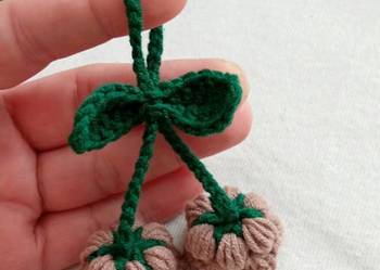 Kwiaty dzwoneczków wykonane na szydełku brelok zawieszka