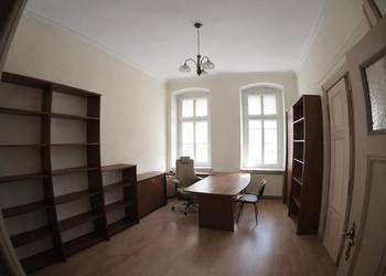 Ładne meble biurowe w kolorze ciemnego orzecha–wykonane na zamówienie.