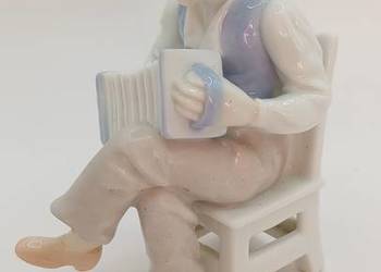 Figurka porcelana chłopiec z akordeonem