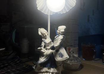 Stylowa lampa stołowa z porcelany – Tańcząca Para, kobalt i złocenia, RETRO