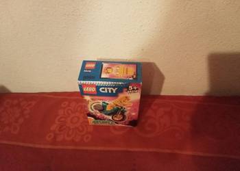 Lego city motocykl kaskaderski ludzik w stroju kurczaka 60310