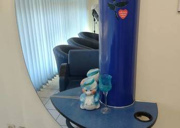 Wyposażenie salonu fryzjerskiego. Lustra