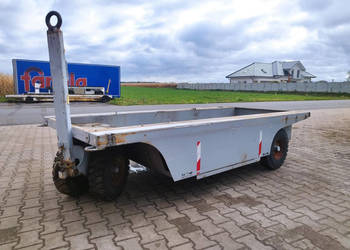 Przyczepa na obrotnicy, na resorach, do sadu lub stajni