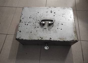 Metalowa kasetka z czasów PRL