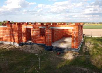 Działka budowlana z niedokończonym domem