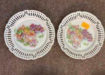 2 Talerzyki z winogronami i kwiatami. Bez sygnatury.