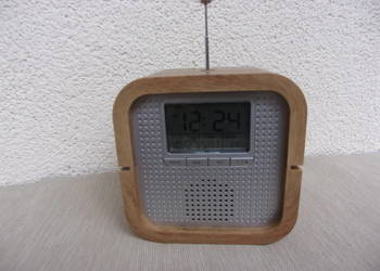 Nie duże radio AM-FM z  wyświetlaczem  na 3 baterie AAA