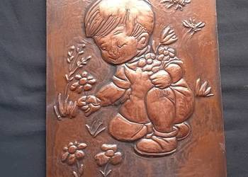 Obraz - relief tłoczony w miedzianej blasze - chłopiec zrywający kwiatki.