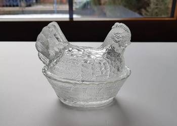 Mała bomboniera / bombonierka kura, Ząbkowice, szkło PRL