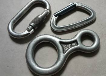 ósemka Cassin i dwa karabinki wspinaczkowe Petzl i Wild Country