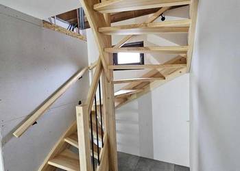 Schody drewniane dywanowe , samonośne całe drewniane montaż