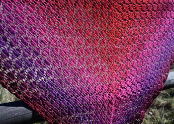 Chusta zrobiona na szydełku.