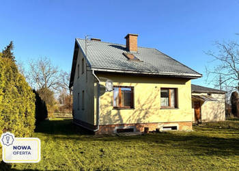 Dom przy spokojnej ulicy, nad rzeką.