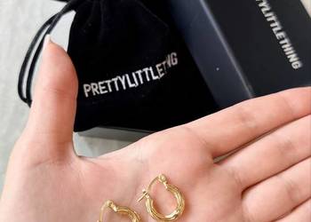 Małe złote kolczyki koła PrettyLittleThing pudełko woreczek