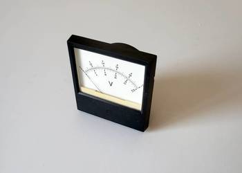 Woltomierz tablicowy (bez posobnika).