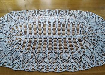 Owalna serweta o wymiarach 82 x 44 cm - biała z połyskiem